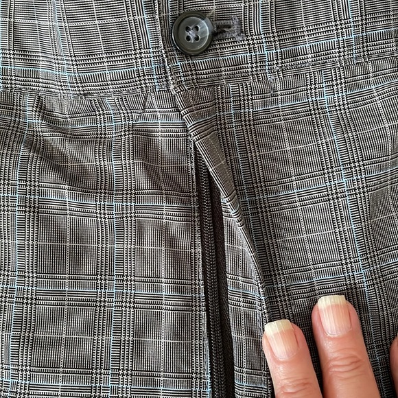 Men’s Izod golf shorts. Grey plaid with light blue stripe. New condition. - Picture 4 of 6